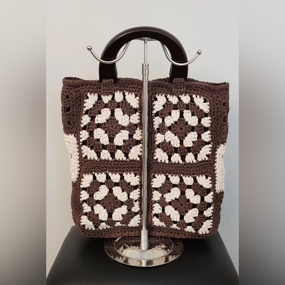 Medium sized brown and white handmade handbag with wooden handles. - Picture 3 of 4